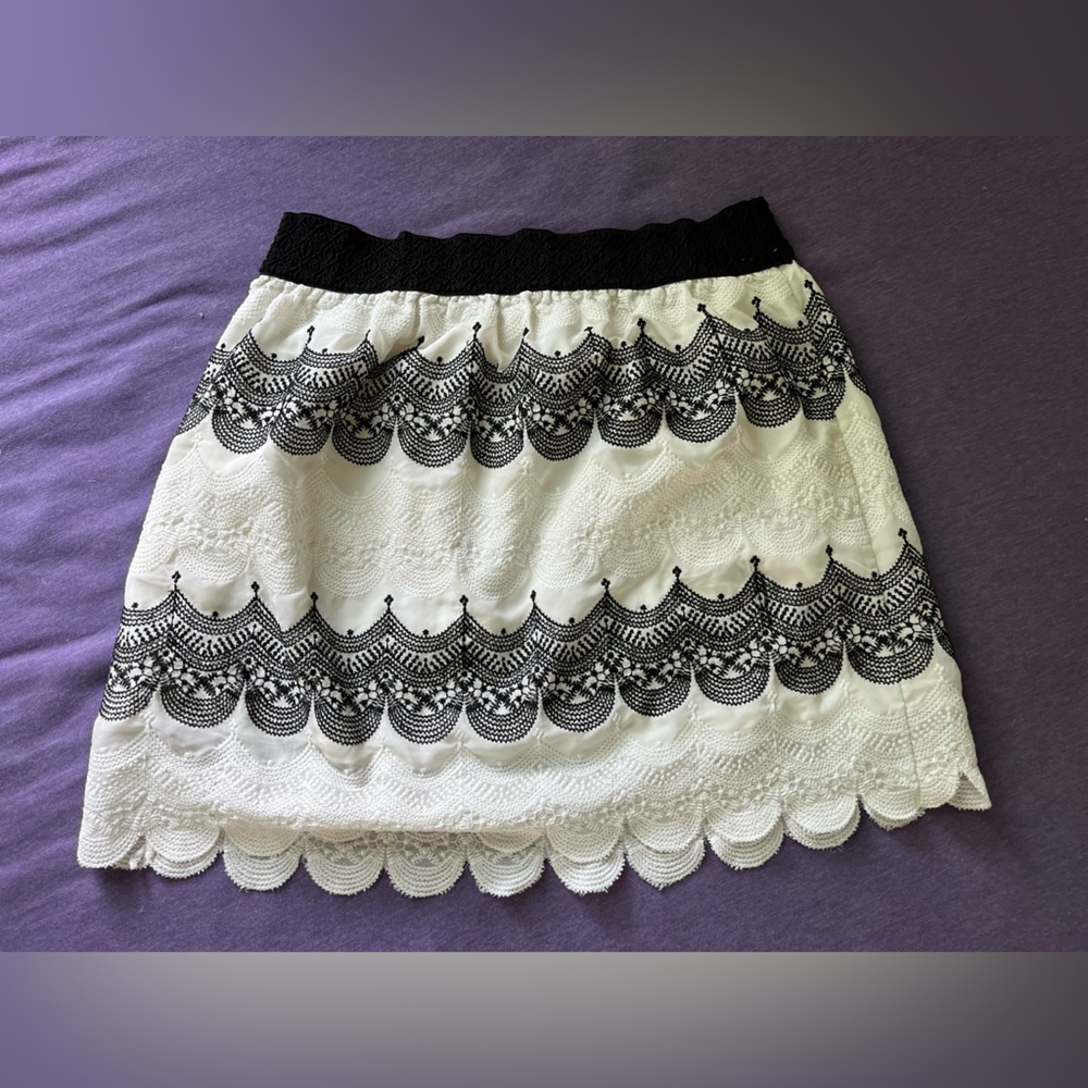 EUC Boutique Textured, Embroidered, Black & White Miniskirt, Scalloped Edge - M